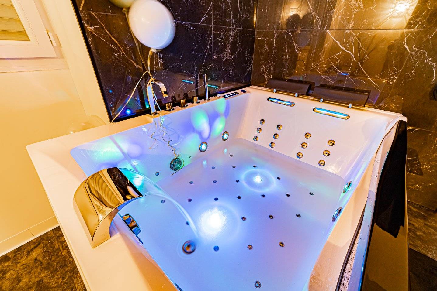 Bain à remous balnéothérapie chromothérapie