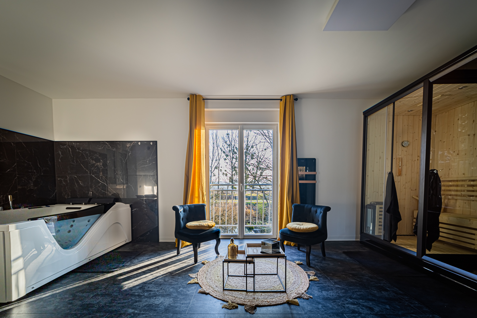 Suite Au Charme Étoilé — bain à remous chromothérapie, sauna et fauteuils dorés