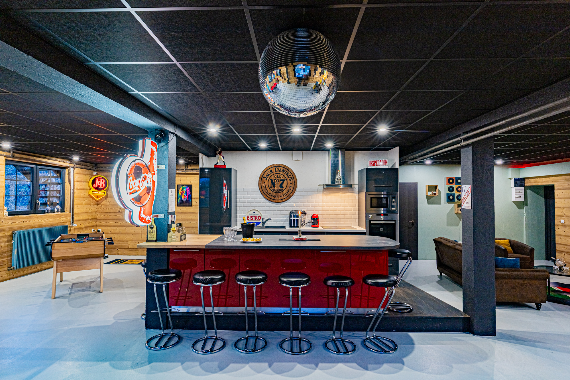 Bar laqué rouge avec boule disco